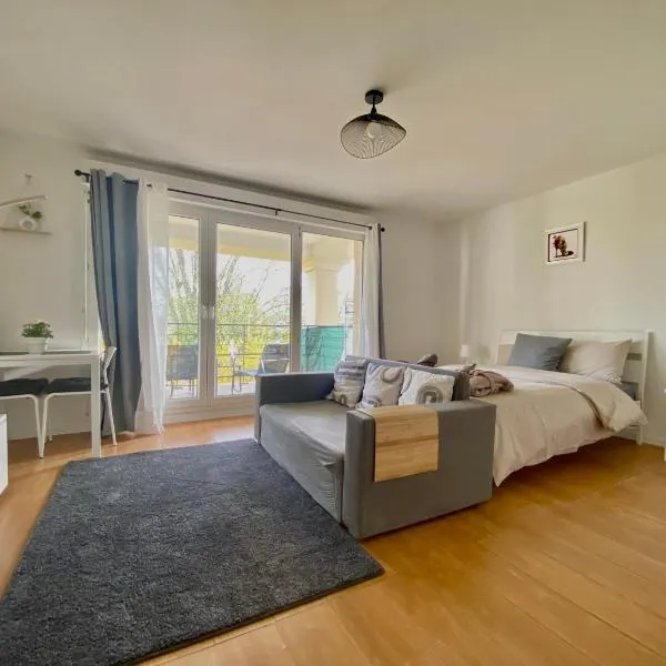 Cozy Riverfront Living, 5-Min Walk To Riverside Train，位于讷伊-普莱桑斯的酒店