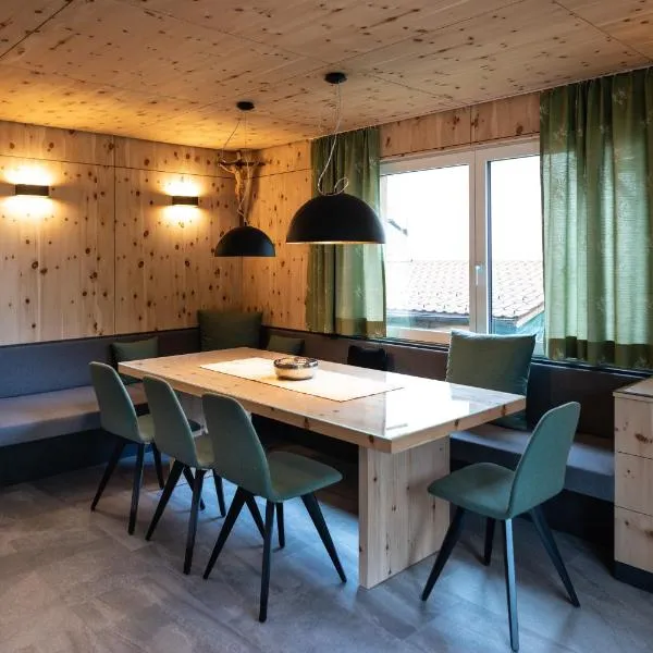 Luxury Eco-Chalet Pino Achensee - hike, bike, ski for 6 or more，位于阿亨基希的酒店