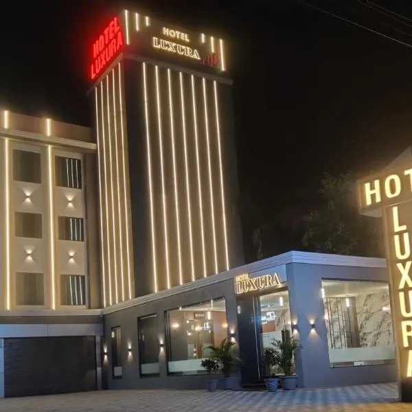 Hotel Luxura, Ahmedabad，位于Sānand的酒店