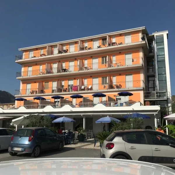 Hotel Ristorante Santa Maria，位于隆戈巴尔迪的酒店