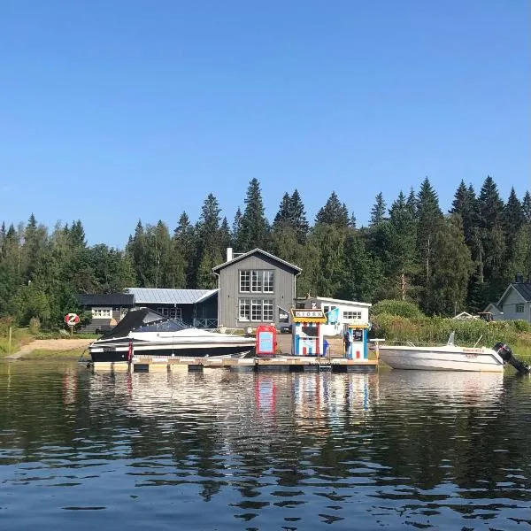 Lägenhet med sjötomt. Vildmark i tätort.，位于Hörnefors的酒店