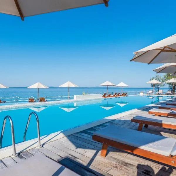 Sunny Lena Premium Family Apartment with Garden, Close to Beach & Pool，位于佩特坎内的酒店