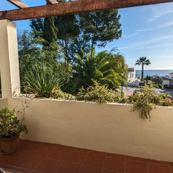2BR Flat with Sea Views Puerto de la Duquesa，位于马尼尔瓦的酒店
