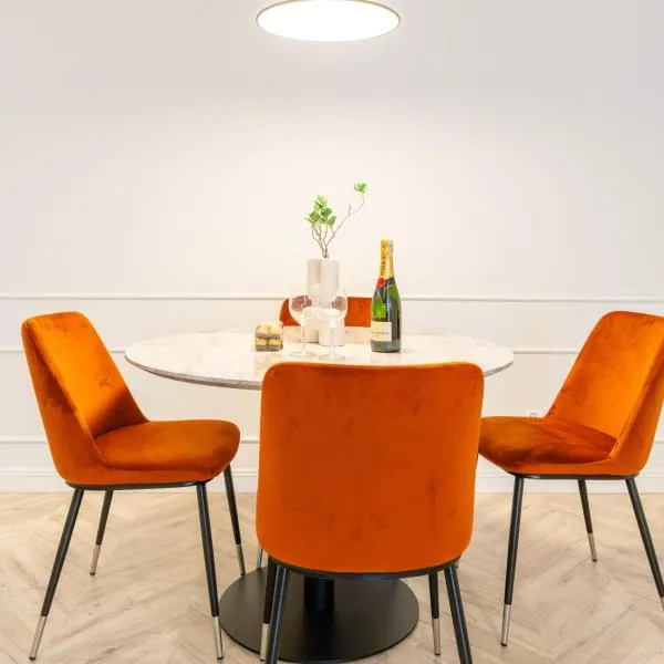 Lake Apart - 50 m2 luksusu nad jeziorem, parking, winda, widok, Netflix，位于伊拉华的酒店