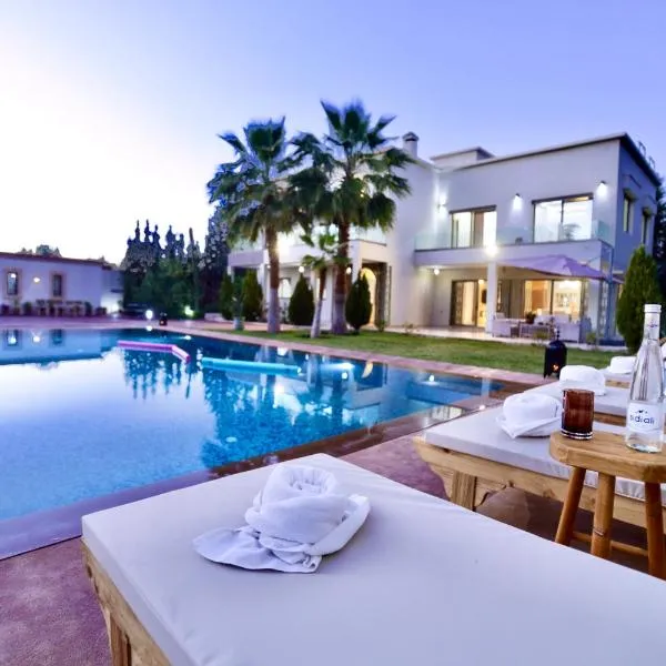 *Villa de luxe à Marrakech, vue sur les montagnes*，位于马拉喀什的酒店