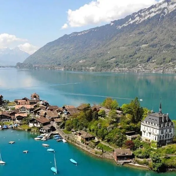 Romantic Swiss Alp Iseltwald with Lake & Mountains，位于伊瑟尔特瓦尔德的酒店