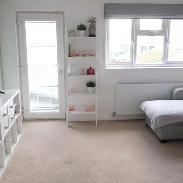 Charming 2BR Home Minutes from central London，位于Merton的酒店