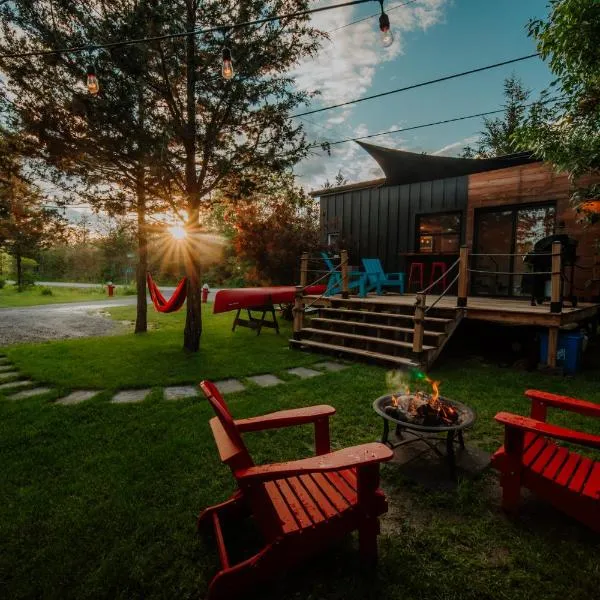 The Nest - Romantic Tiny Home with a Vintage Vibes, 10 mins to Winery,位于Deseronto的酒店