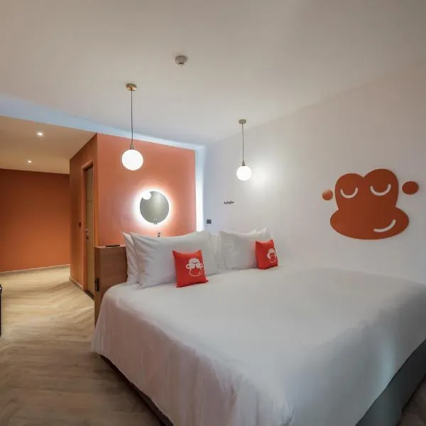 Blu Monkey Hub and Hotel Bangsaen，位于班邦森(1)的酒店
