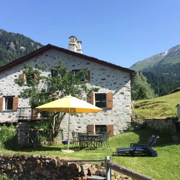 Romantic standalone 5 room cottage in Valposchiavo，位于Campascio的酒店