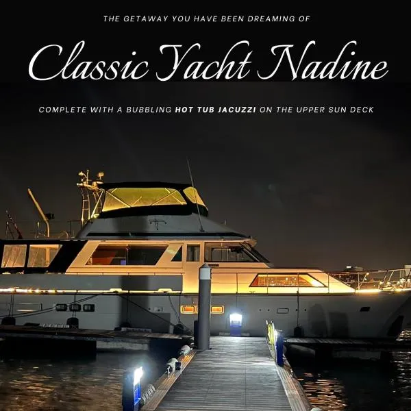 Classic Yacht Nadine in Poole Harbour, Dorset, with a Hot Tub Jacuzzi，位于浦耳的酒店