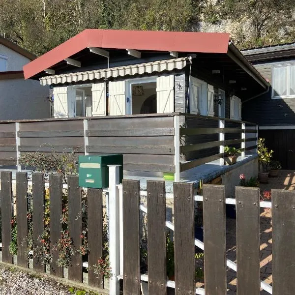 Chalet au bord de l eau，位于内农河畔罗什福尔的酒店