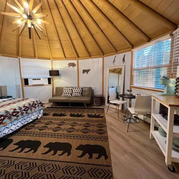 Glamping-Sky Dome Yurt-Tiny House-2 by Lavenders field，位于Valley Center的酒店