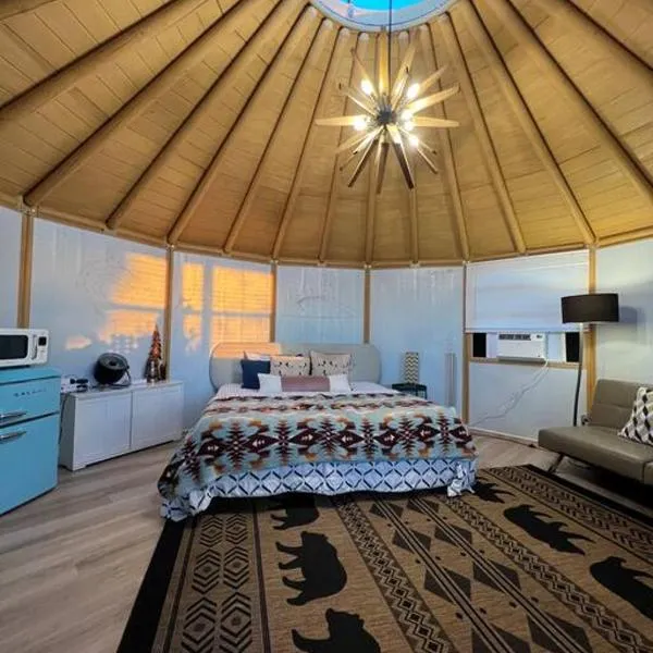 Glamping-Sky Dome Yurt-Tiny House-2 modern composting toilet，位于Valley Center的酒店