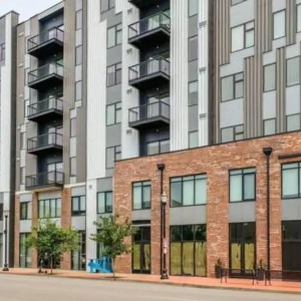 CozySuites at Main & Clay，位于路易斯威尔的酒店