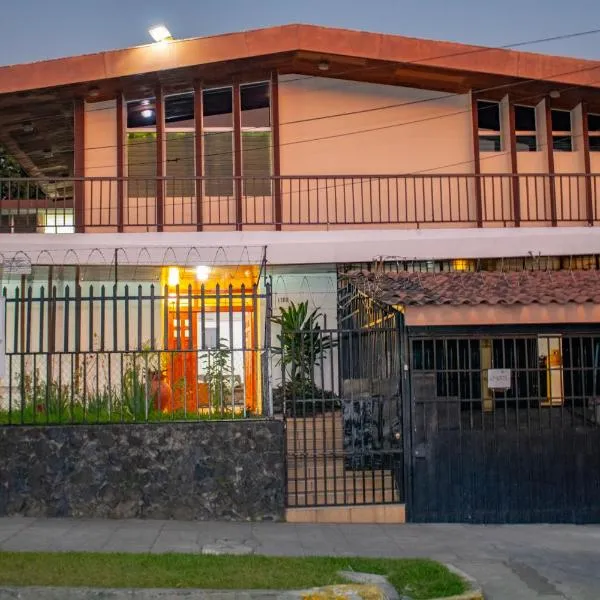 Volcano Hostal y Restaurante，位于Antiguo Cuscatlán的酒店