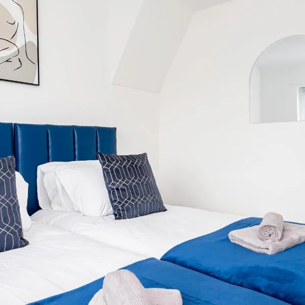 Private immaculate contractor and leisure stay with large driveway，位于伯明翰的酒店
