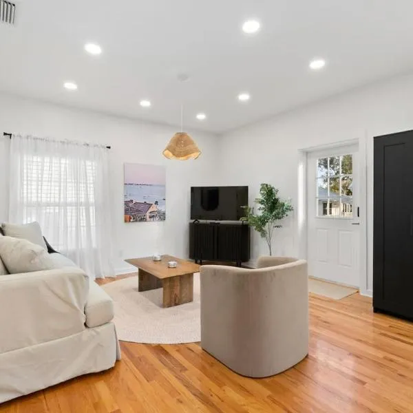Uptown Loft - Bright - Modern - Walkable，位于圣奥古斯丁的酒店