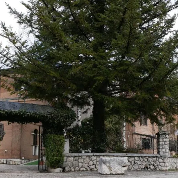 LH Albergo Il Picchio，位于Lecce neʼ Marsi的酒店
