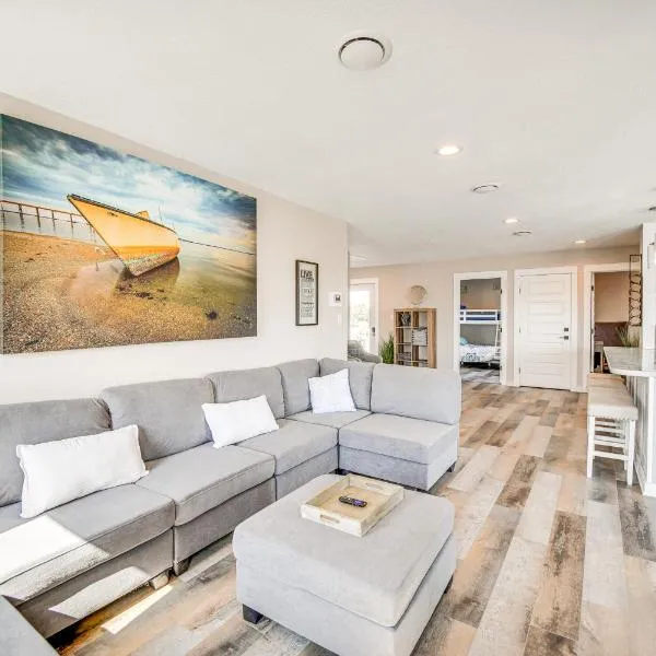 Bright Kitty Hawk Home w/ Hot Tub, Walk to Beach!，位于奇蒂豪克的酒店