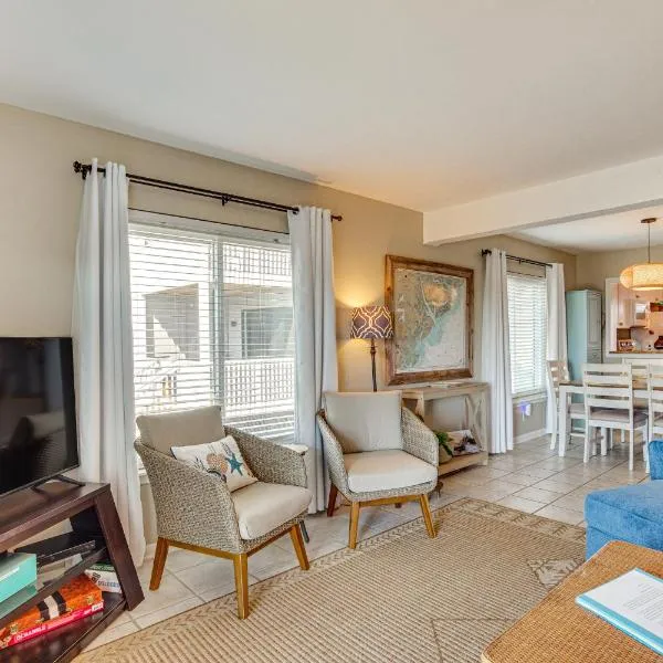Harbor Island Condo with Deck - Steps to Beach!，位于Oceanmarsh Subdivision的酒店