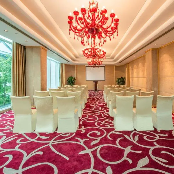 苏州中茵皇冠假日酒店，位于吴江农场的酒店