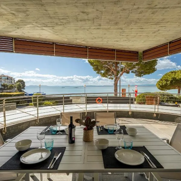 Apartamento con gran terraza delante del mar，位于罗萨斯的酒店