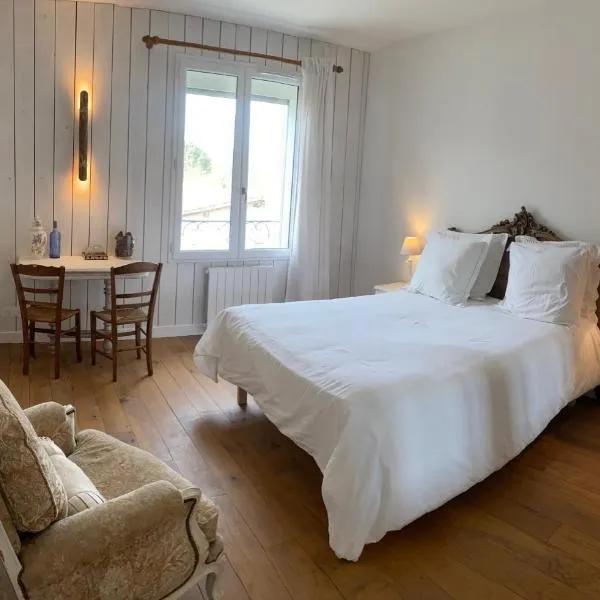 Les Chantours, Domaine naturel arboré et fleuri de15 hectares，位于Saint-Antoine-Cumond的酒店