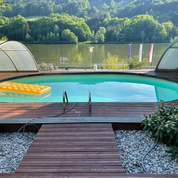 Bungalow Donaublick mit Pool und Garten，位于Sankt Nikola an der Donau的酒店