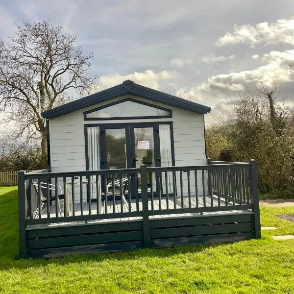 Modern homely Chalet in Tuxford，位于Askham的酒店