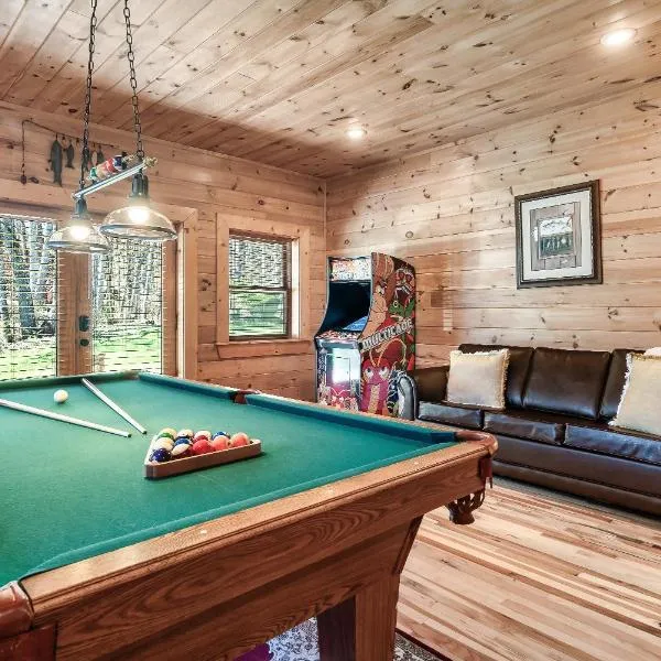 Spectacular MTNS Views with PRIVATE HOT TUB with Pool Table and Private Pond，位于Hornet的酒店