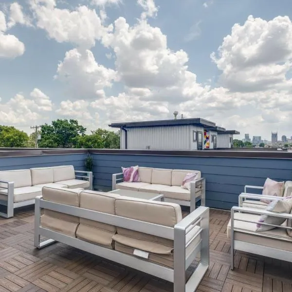 Modern Townhome, w/ Downtown Views, Rooftop Deck only 6min to Broadway，位于纳什维尔的酒店