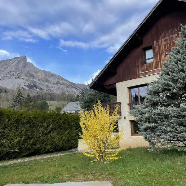 Maison L'Aiguille - 2 appartements, 5 chambres et table d'hôtes au pied de la montagne à la station de Laye，位于圣米舍德谢洛的酒店