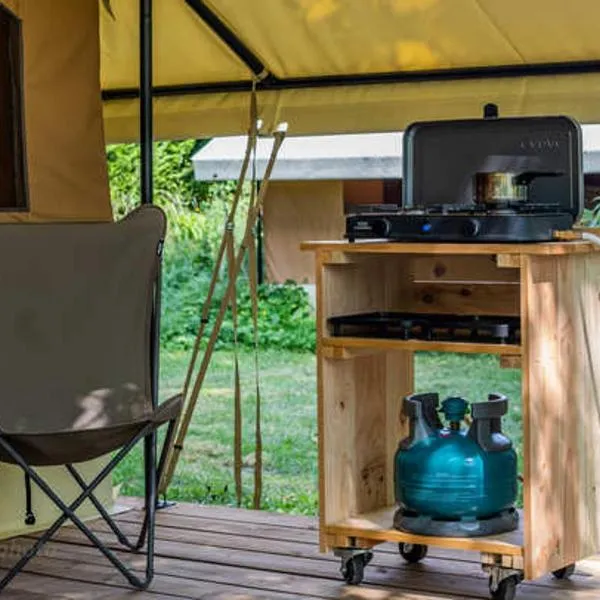 Camping Onlycamp de la Vègre，位于Tennie的酒店