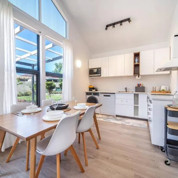 Bees Knees Studio, 5 min to CBD, Adelaide Airport & Henley Beach，位于Henley Beach的酒店