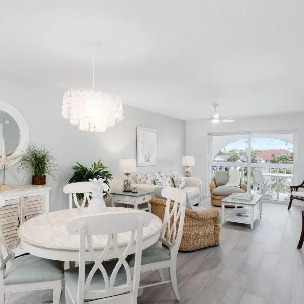 Gorgeous Top Floor Beach Condo at Breakers West，位于萨尼贝尔的酒店