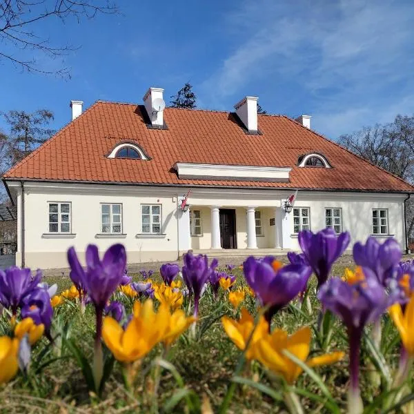 Muzeum Ziemiaństwa w Dąbrowie，位于德罗希琴的酒店
