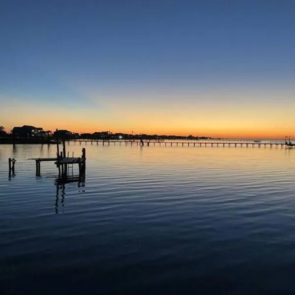 That sunset! Pool on the waters edge，位于罗克波特的酒店