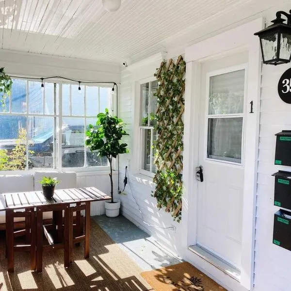 Spin & Sip - Dog-Friendly Vinyl Vibes Downtown，位于弗雷德里克顿的酒店