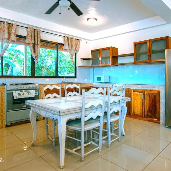 1 Large beautiful poolside condo with AC! Great Location!，位于卡里略的酒店