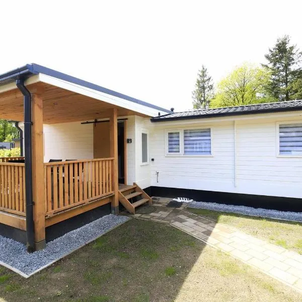 Zeer ruim 6-persoons vakantiehuis met overdekte veranda，位于伊皮的酒店