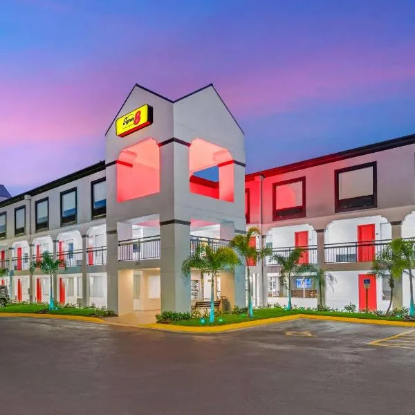 Super 8 by Wyndham Orlando Near Florida Mall，位于奥兰多的酒店