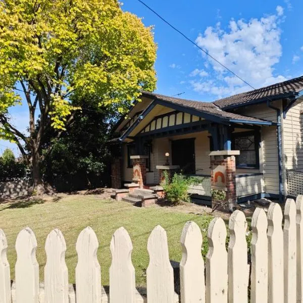 Large 5 bedroom Victorian style house box hill，位于查斯顿的酒店