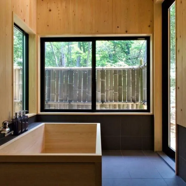 Hinoki no ie - Cottage with natural hot spring in a cypress bathtub，位于Togi的酒店