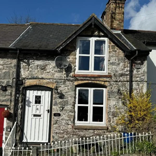 Annie’s Cottage，位于Llangadwaladr的酒店