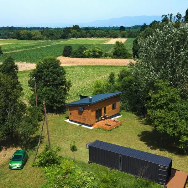 Wooden house and modern container in Lekneno, near Zagreb，位于Lekneno的酒店