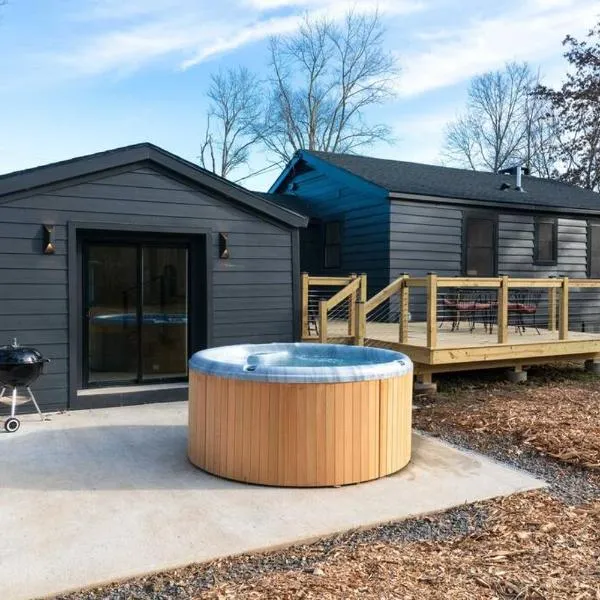 New Paltz Zen Wellness Cabin w/ Hot Tub，位于新帕尔茨的酒店