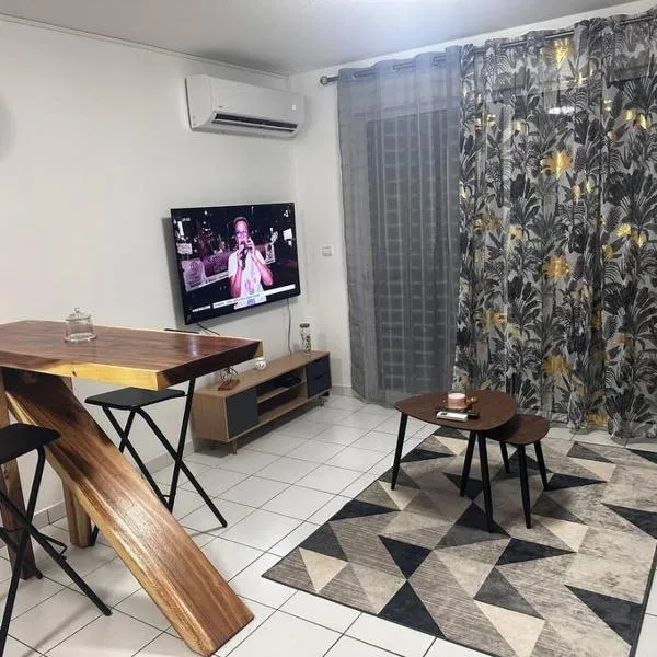 appart T2 Schoelcher，位于舍尔谢的酒店