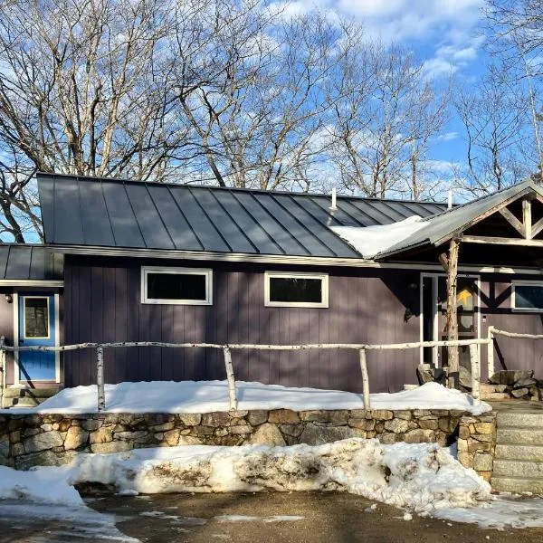 The Blue Door Cabin，位于Moultonborough的酒店