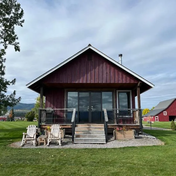 New Cabin with Spectacular Views of Flathead Lake.，位于Somers的酒店